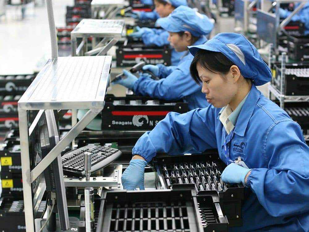 Trabajadora en una línea de producción de una fábrica en China