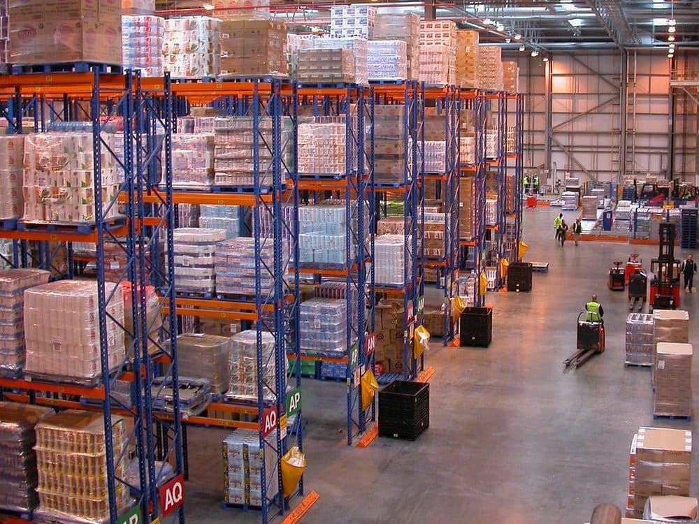 Centro de distribución con estanterías de mercadería organizada